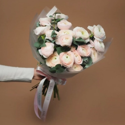 Букет-сердце из кремовых ранункулюсов сорта Hanoi Букет-сердце из кремовых ранункулюсов сорта Hanoi