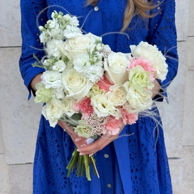 Нежный букет невесты с белыми розами и воздушной стифой Нежный букет невесты с белыми розами и воздушной стифой