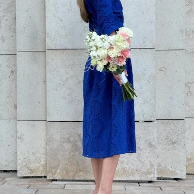 Нежный букет невесты с белыми розами и воздушной стифой Нежный букет невесты с белыми розами и воздушной стифой