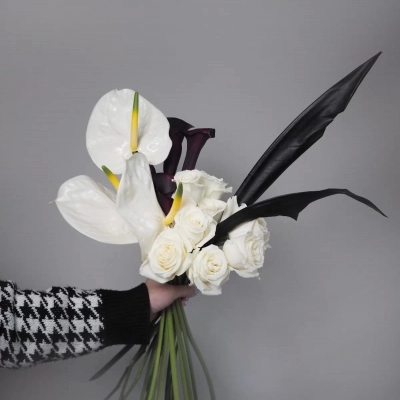 Необычный букет невесты с белоснежным антуриумом и стрелицией Необычный букет невесты с белоснежным антуриумом и стрелицией