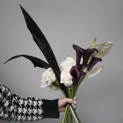 Необычный букет невесты с белоснежным антуриумом и стрелицией Необычный букет невесты с белоснежным антуриумом и стрелицией