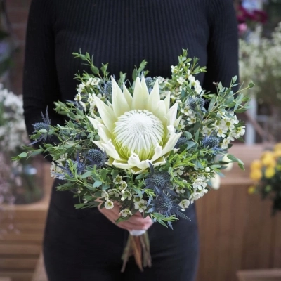 Букет невесты c белоснежной протеей и эрингиумом Букет невесты c белоснежной протеей и эрингиумом