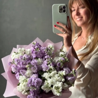 Воздушный букет душистой маттиолы Воздушный букет душистой маттиолы