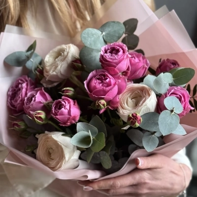 Пионовидные розы и ранункулюсы с эвкалиптом Пионовидные розы и ранункулюсы с эвкалиптом