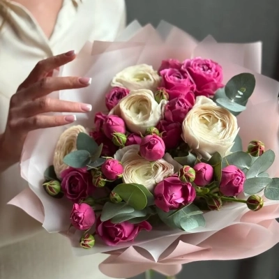 Нежный букет с ранункулюсами и пионовидными розами Нежный букет с ранункулюсами и пионовидными розами