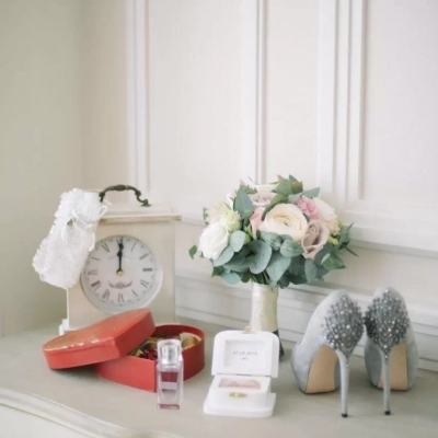 Букет невесты с розами и элегантными ранункулюсами Букет невесты с розами и элегантными ранункулюсами