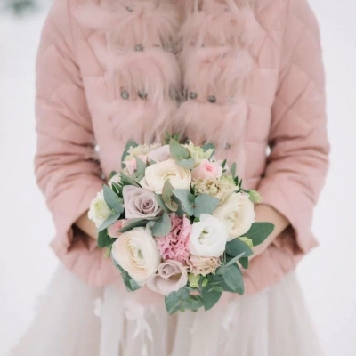 Букет невесты с розами и элегантными ранункулюсами Букет невесты с розами и элегантными ранункулюсами