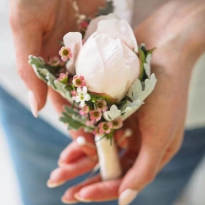 Бутоньерка из живых цветов Бутоньерка из живых цветов